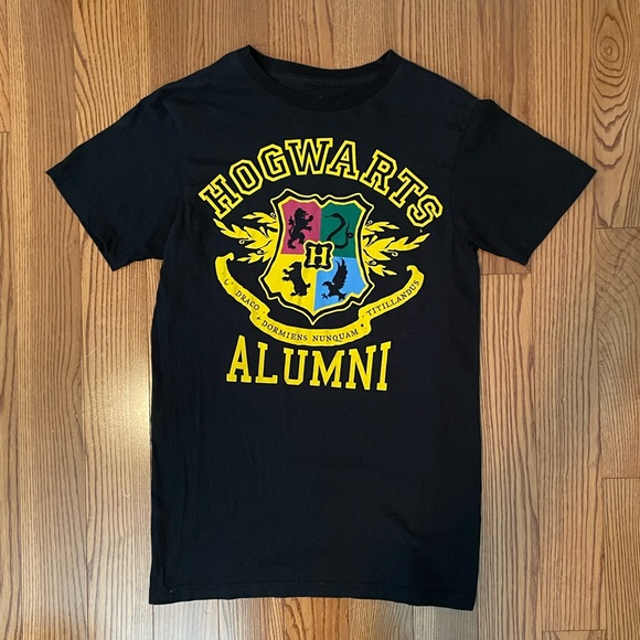 Harry Potter Hogwarts Alumni T-Shirt - Picture 1 of 3